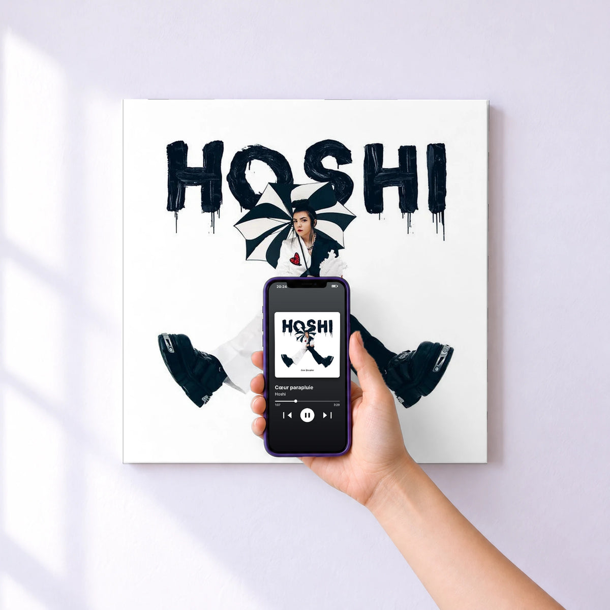 Affiche connectée Cœur parapluie de Hoshi au mur : l'album se lance en approchant le téléphone