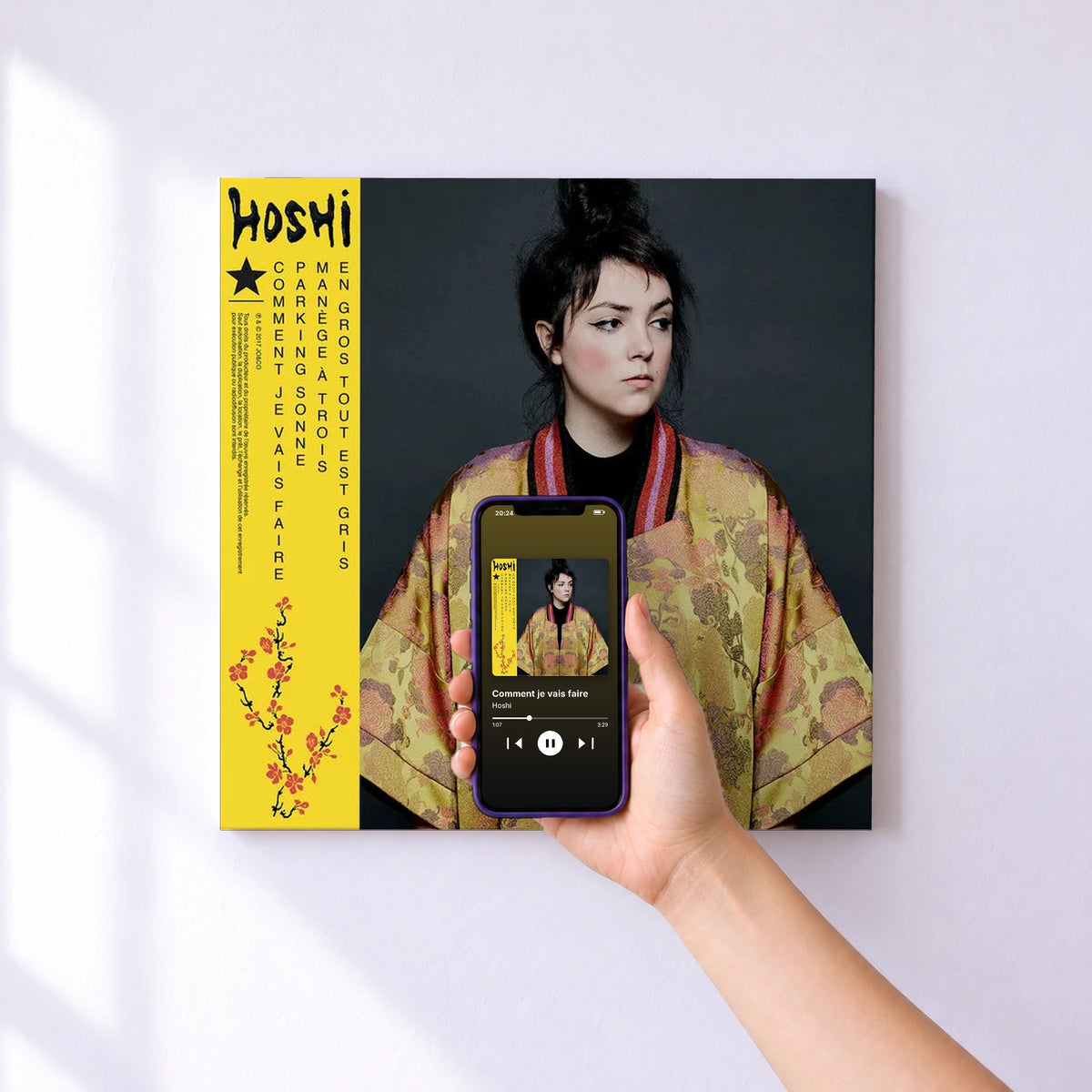 Affiche connectée Comment je vais faire de Hoshi au mur : l'album se lance en approchant le téléphone