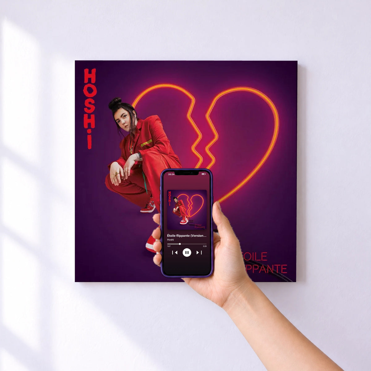Affiche connectée Étoile flippante (Version deluxe) de Hoshi au mur : l'album se lance en approchant le téléphone