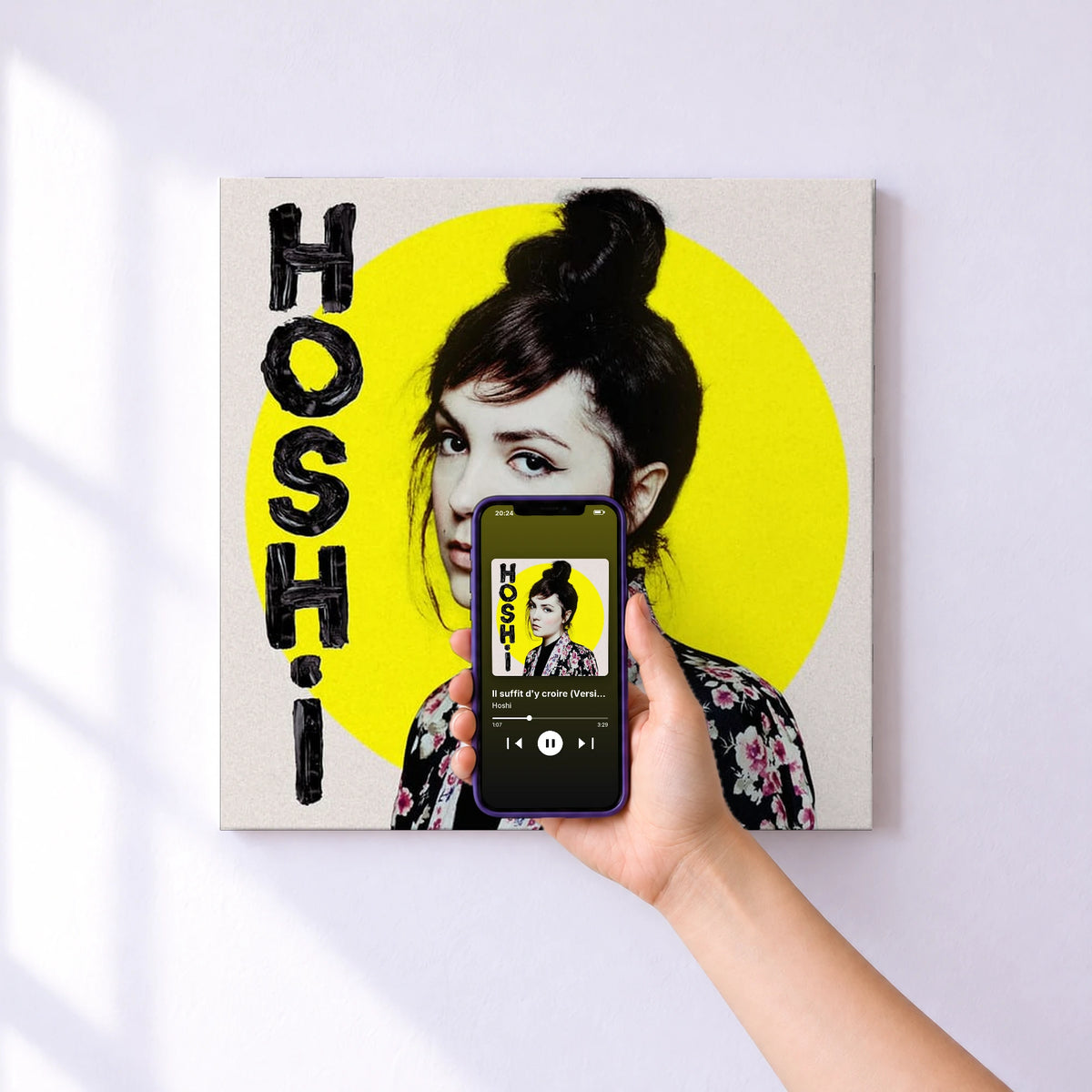 Affiche connectée Il suffit d'y croire (Version deluxe) de Hoshi au mur : l'album se lance en approchant le téléphone