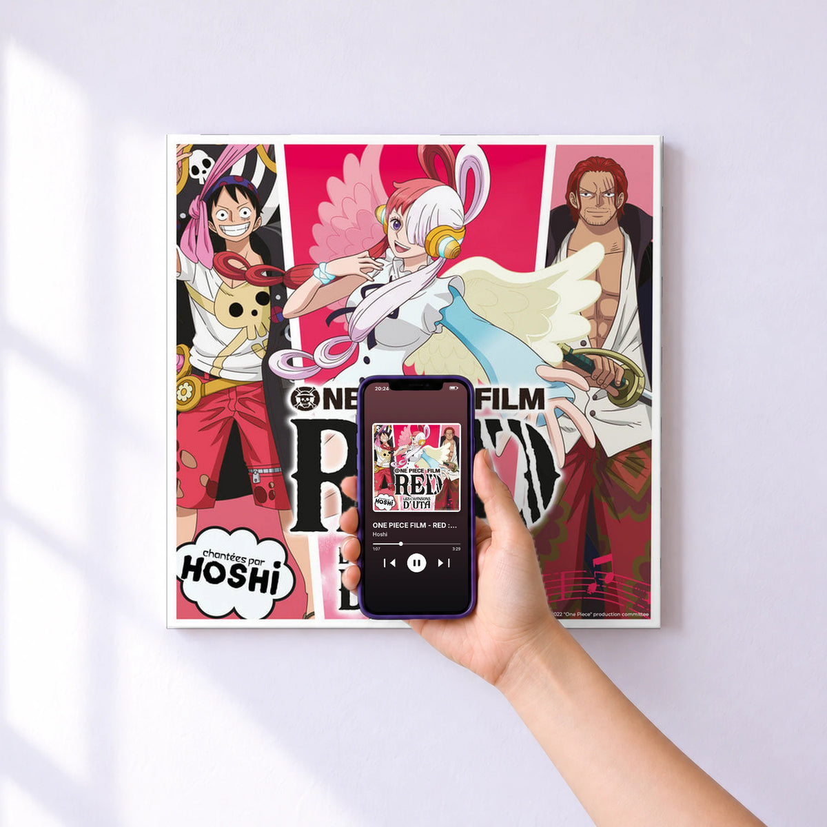 Affiche connectée ONE PIECE FILM - RED : Les chansons d'Uta (Bande originale française du film) de Hoshi au mur : l'album se lance en approchant le téléphone
