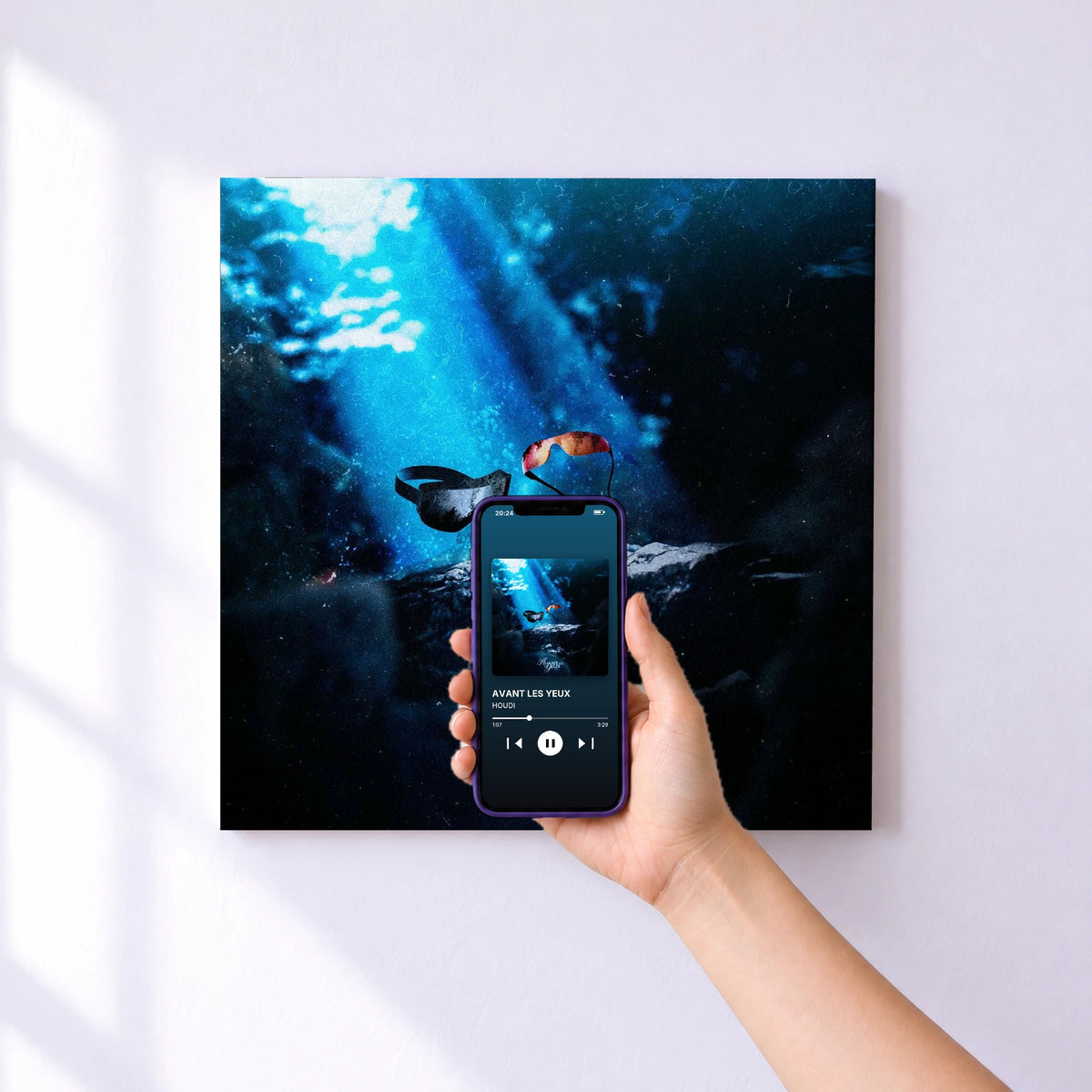 Affiche connectée AVANT LES YEUX de HOUDI au mur : l'album se lance en approchant le téléphone