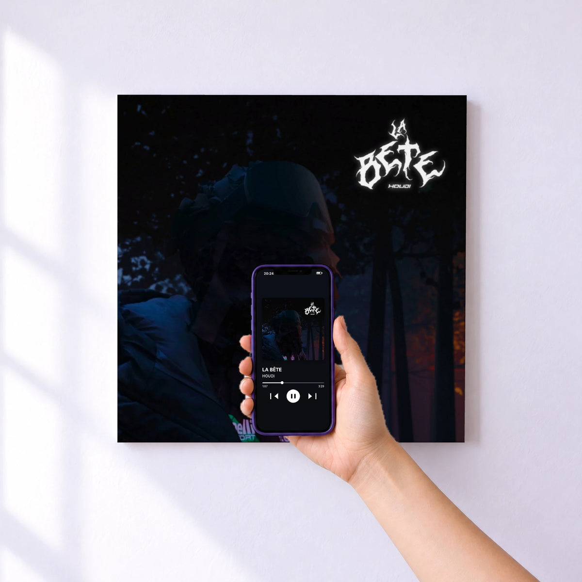 Affiche connectée LA BÊTE de HOUDI au mur : l'album se lance en approchant le téléphone