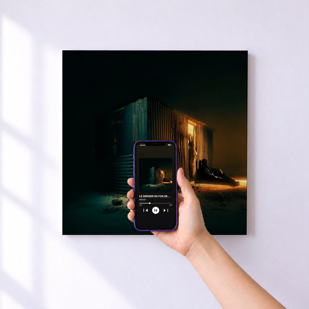 Affiche connectée LE DERNIER RAYON DE SOLEIL de HOUDI au mur : l'album se lance en approchant le téléphone
