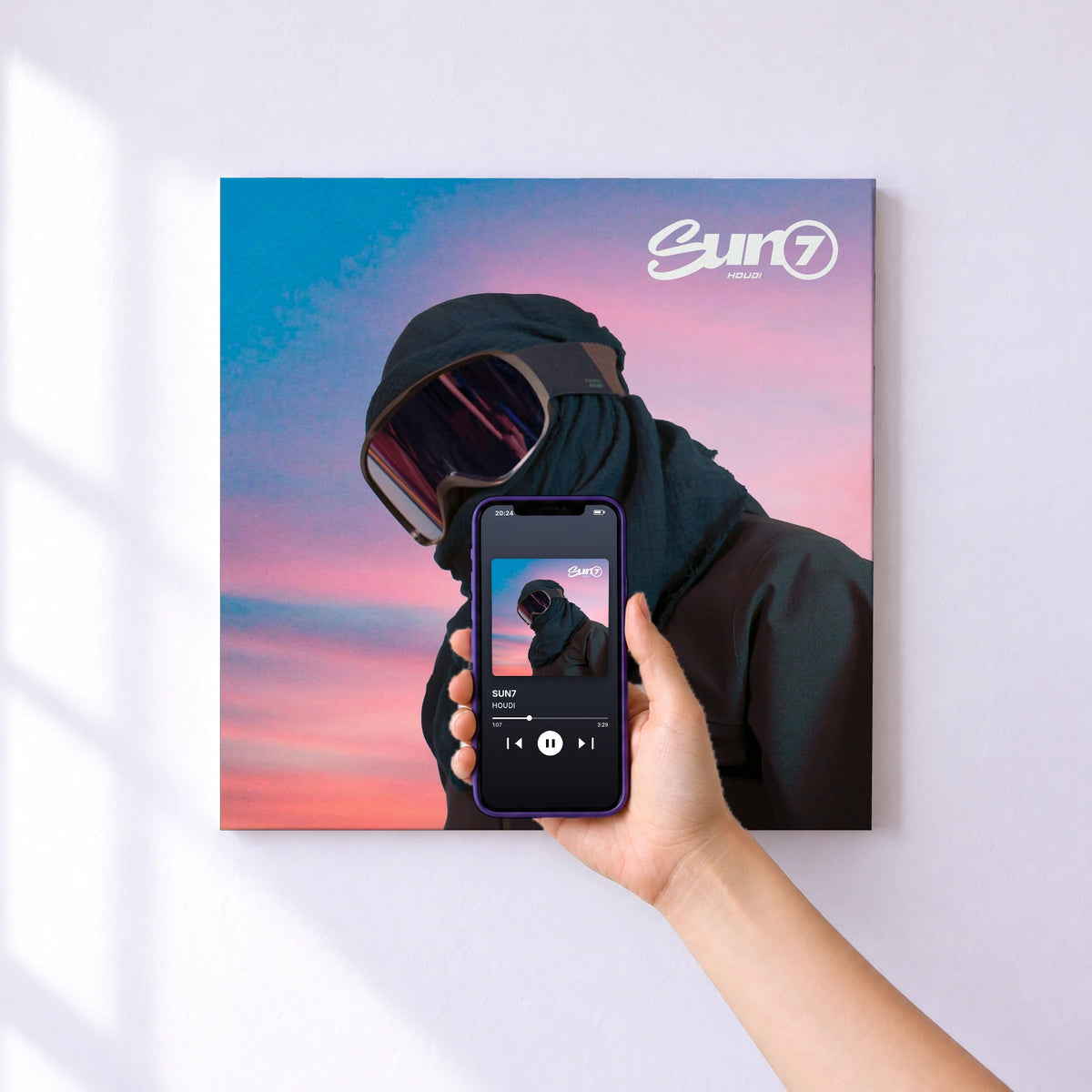 Affiche connectée SUN7 de HOUDI au mur : l'album se lance en approchant le téléphone