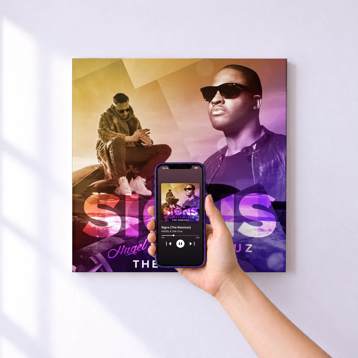 Affiche connectée Signs (The Remixes) de HUGEL & Taio Cruz au mur : l'album se lance en approchant le téléphone