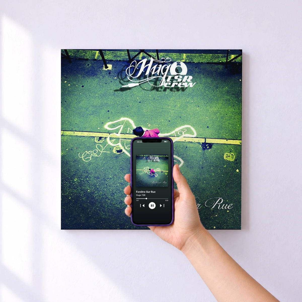 Affiche connectée Fenêtre Sur Rue de Hugo TSR au mur : l'album se lance en approchant le téléphone