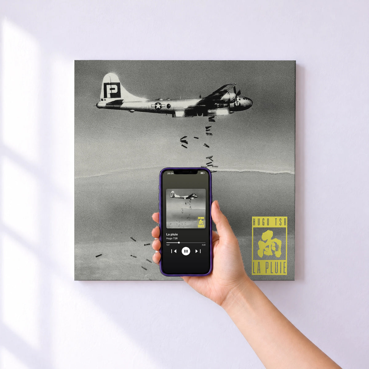 Affiche connectée La pluie de Hugo TSR au mur : l'album se lance en approchant le téléphone