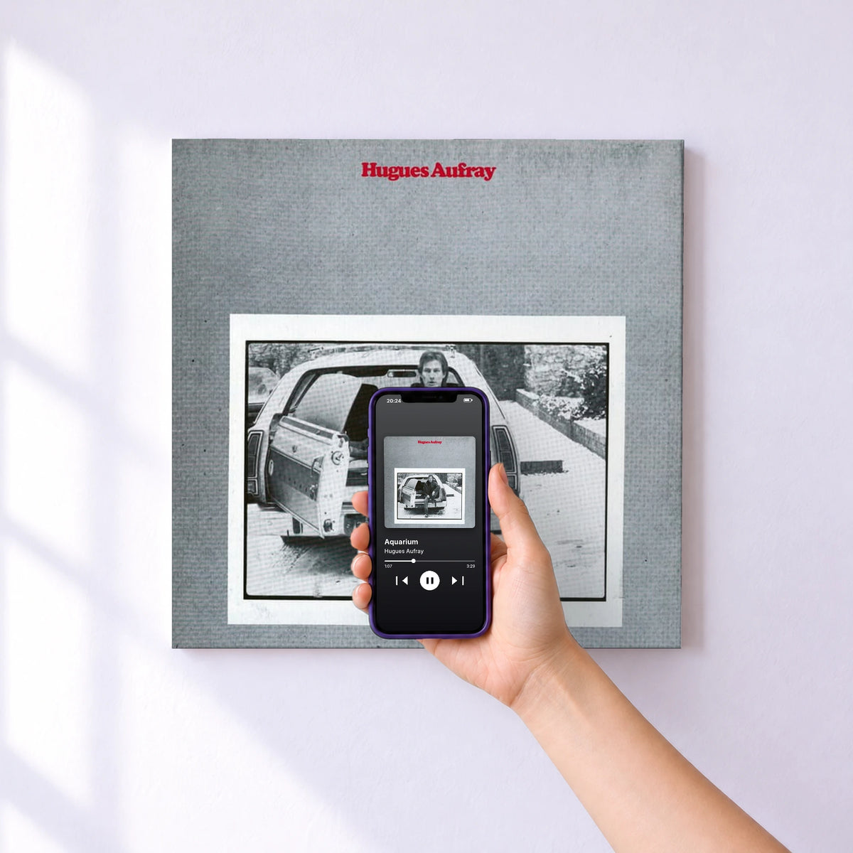 Affiche connectée Aquarium de Hugues Aufray au mur : l'album se lance en approchant le téléphone