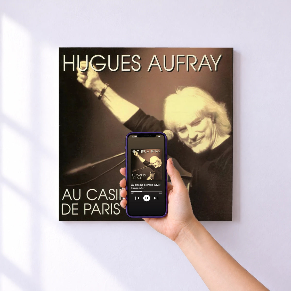 Affiche connectée Au Casino de Paris (Live) de Hugues Aufray au mur : l'album se lance en approchant le téléphone