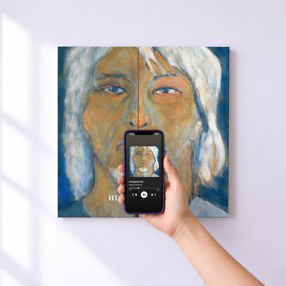 Affiche connectée Autoportrait de Hugues Aufray au mur : l'album se lance en approchant le téléphone