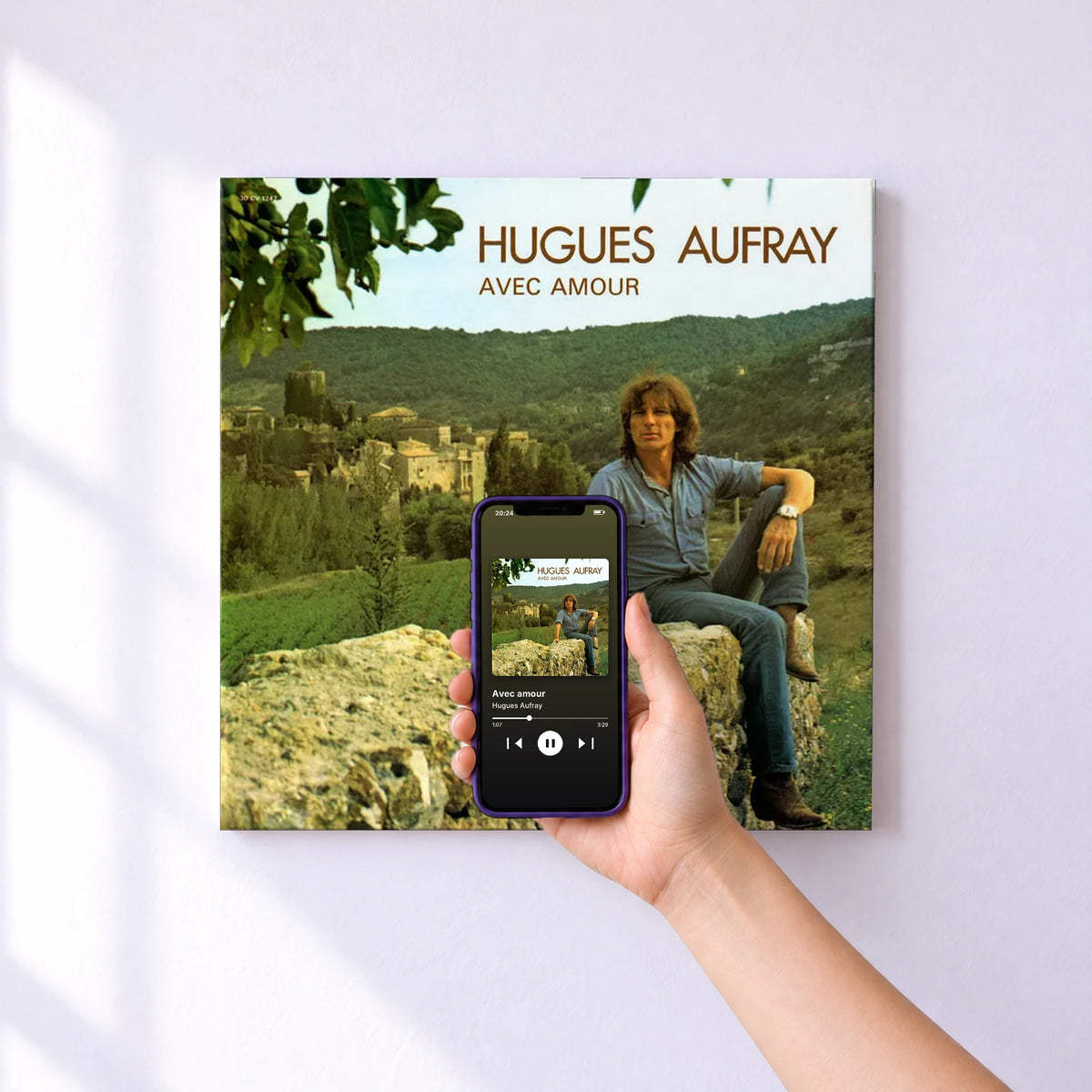 Affiche connectée Avec amour de Hugues Aufray au mur : l'album se lance en approchant le téléphone