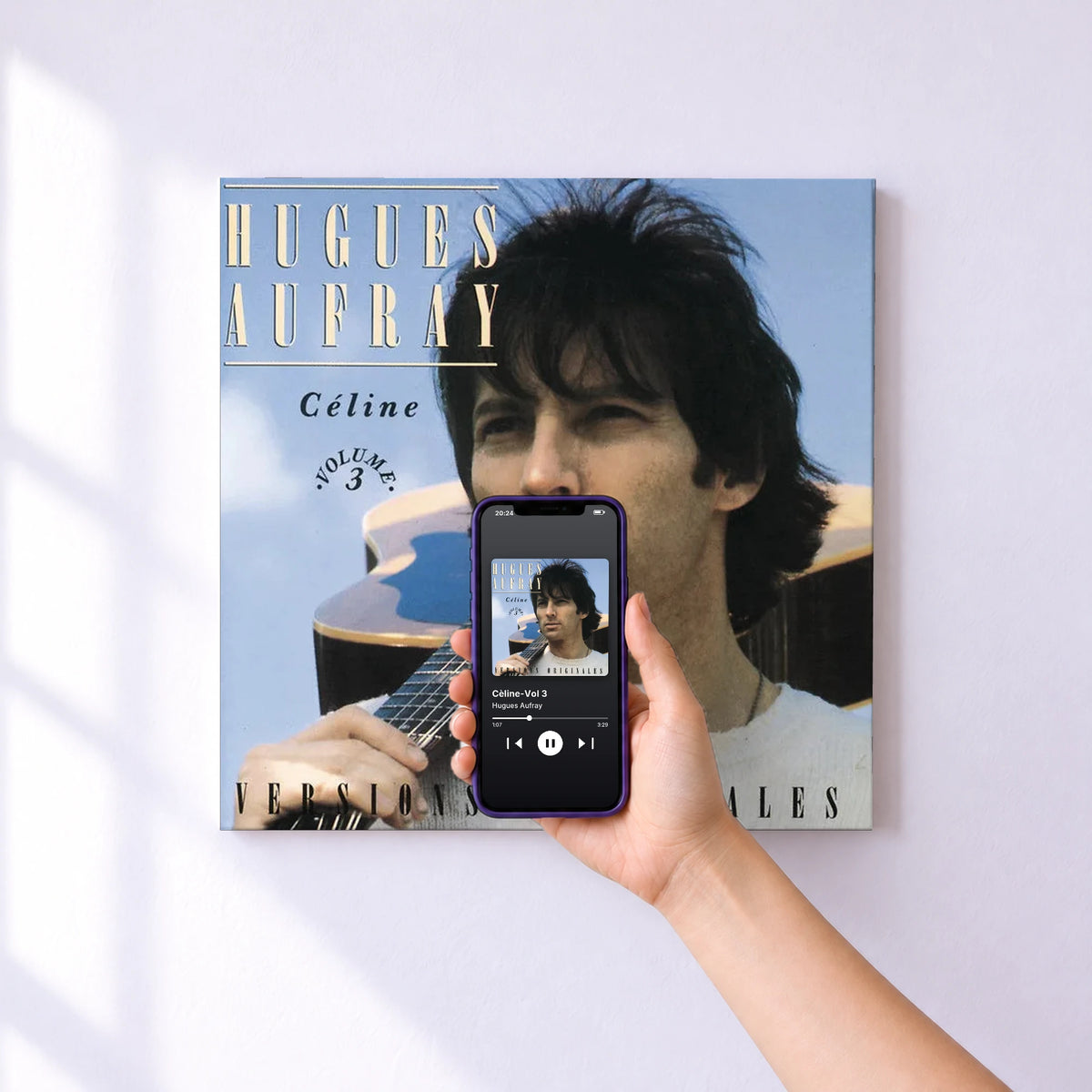 Affiche connectée Cèline-Vol 3 de Hugues Aufray au mur : l'album se lance en approchant le téléphone