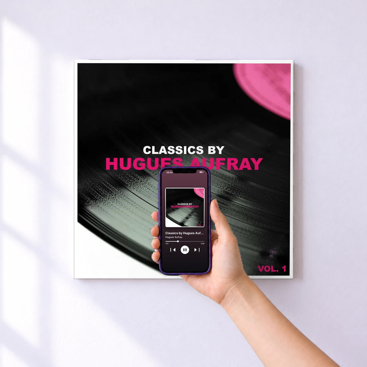 Affiche connectée Classics by Hugues Aufray, Vol. 1 de Hugues Aufray au mur : l'album se lance en approchant le téléphone