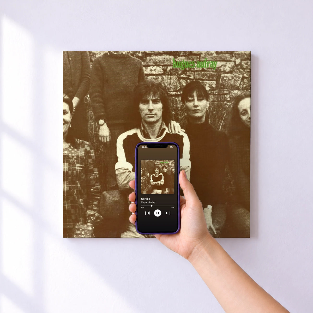 Affiche connectée Garlick de Hugues Aufray au mur : l'album se lance en approchant le téléphone