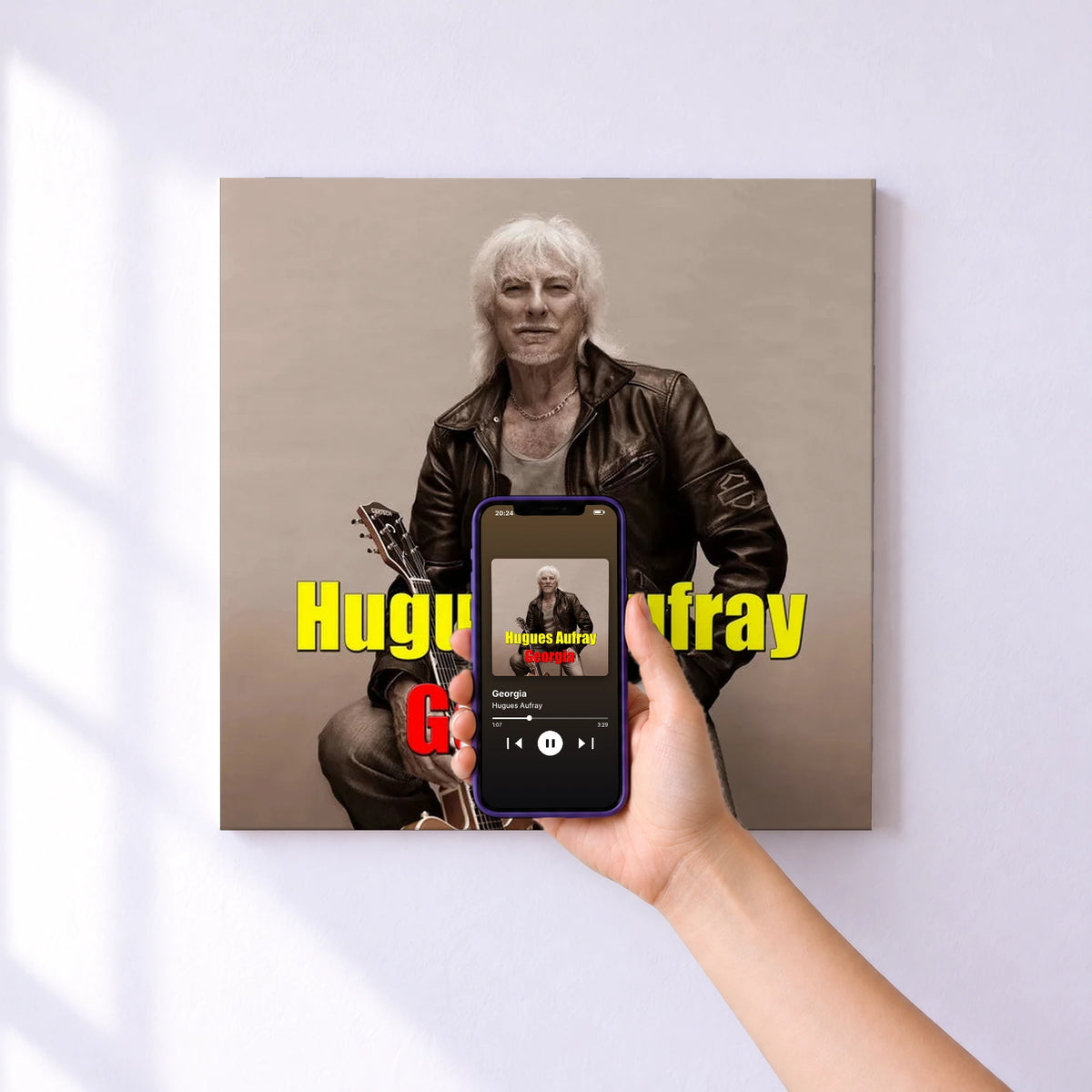 Affiche connectée Georgia de Hugues Aufray au mur : l'album se lance en approchant le téléphone