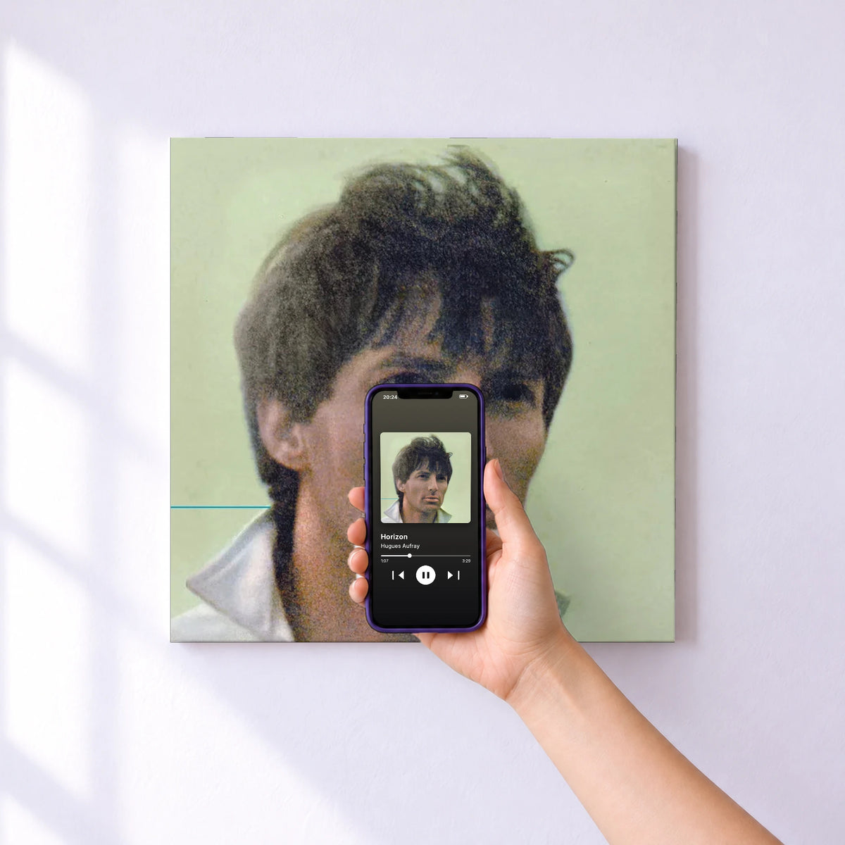Affiche connectée Horizon de Hugues Aufray au mur : l'album se lance en approchant le téléphone