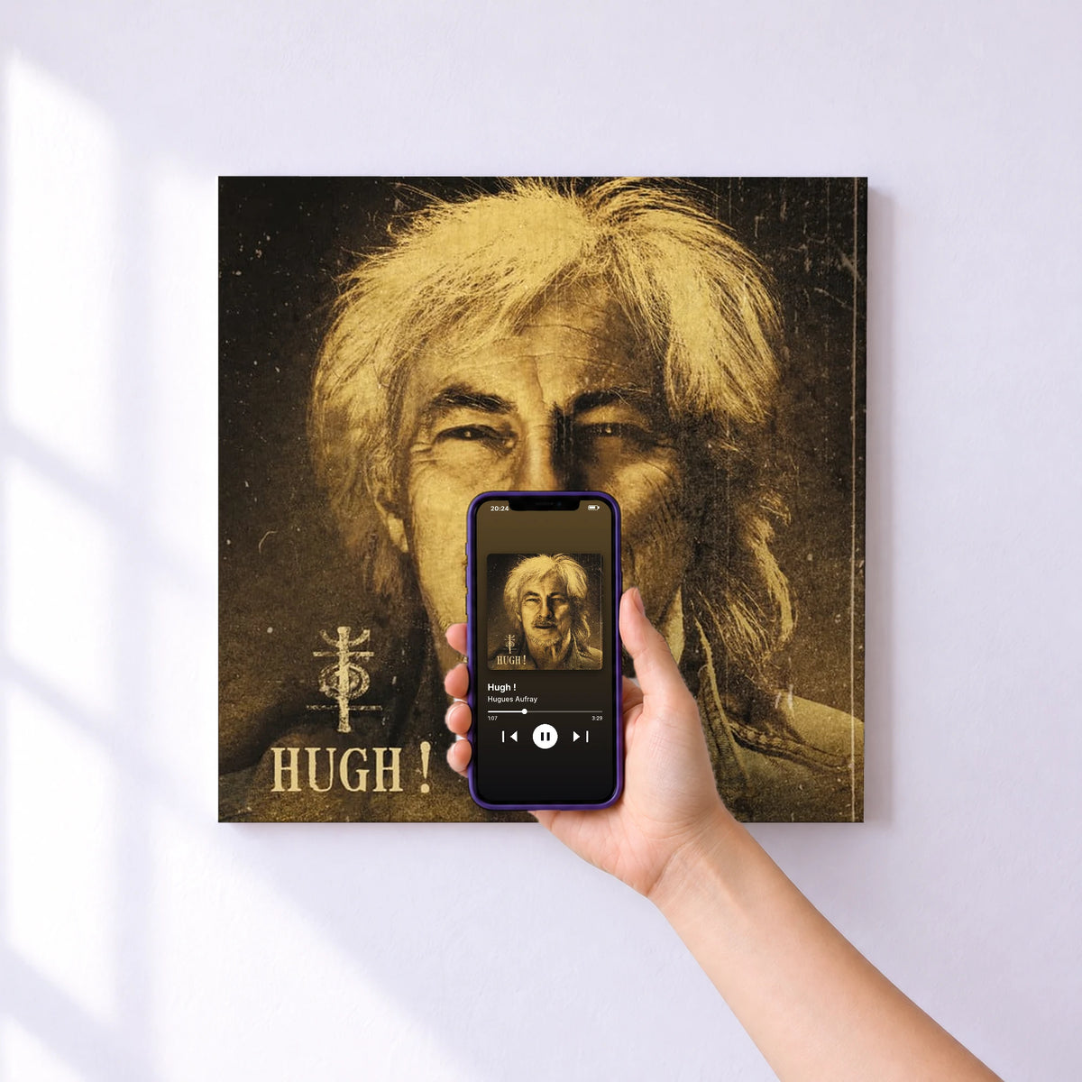 Affiche connectée Hugh ! de Hugues Aufray au mur : l'album se lance en approchant le téléphone
