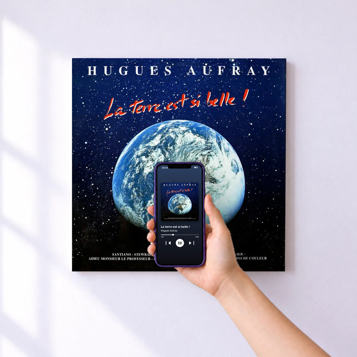 Affiche connectée La terre est si belle ! de Hugues Aufray au mur : l'album se lance en approchant le téléphone