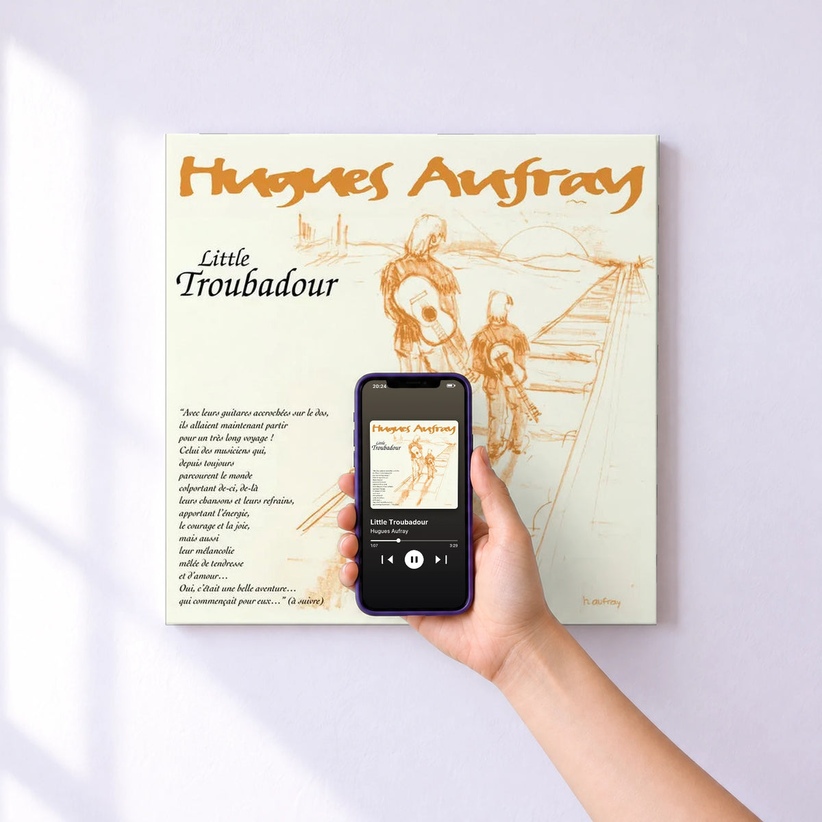Affiche connectée Little Troubadour de Hugues Aufray au mur : l'album se lance en approchant le téléphone
