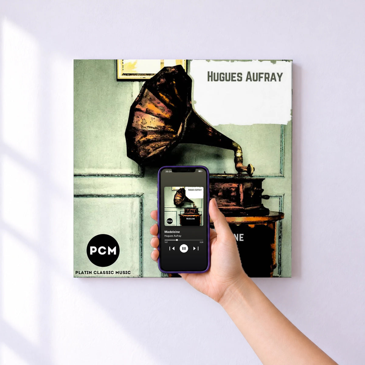 Affiche connectée Madeleine de Hugues Aufray au mur : l'album se lance en approchant le téléphone