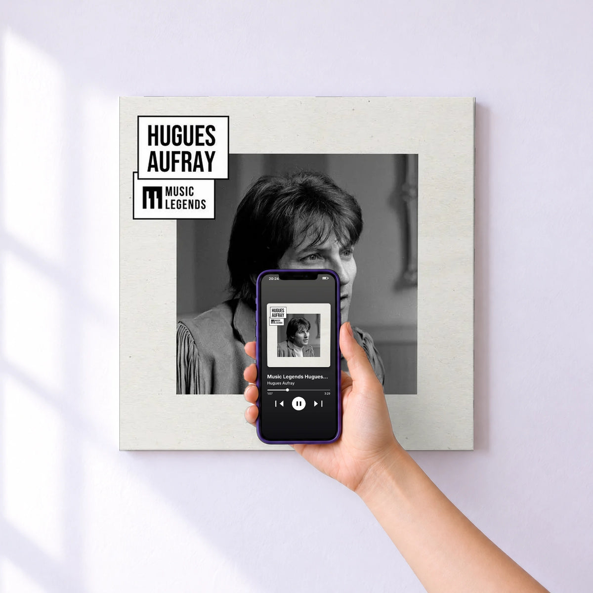 Affiche connectée Music Legends Hugues Aufray: L'Icône folk de la chanson française (Best of, années 60) de Hugues Aufray au mur : l'album se lance en approchant le téléphone