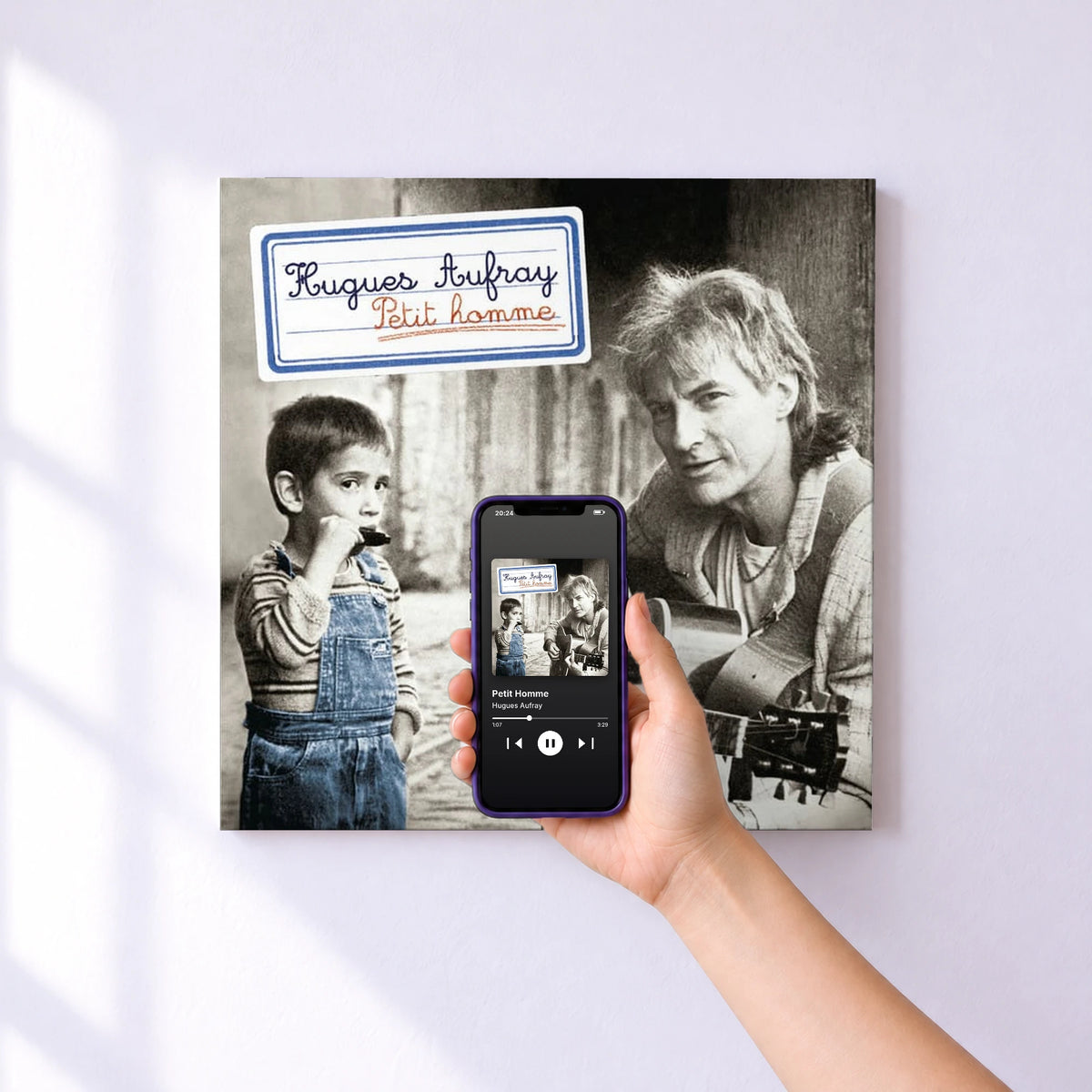 Affiche connectée Petit Homme de Hugues Aufray au mur : l'album se lance en approchant le téléphone
