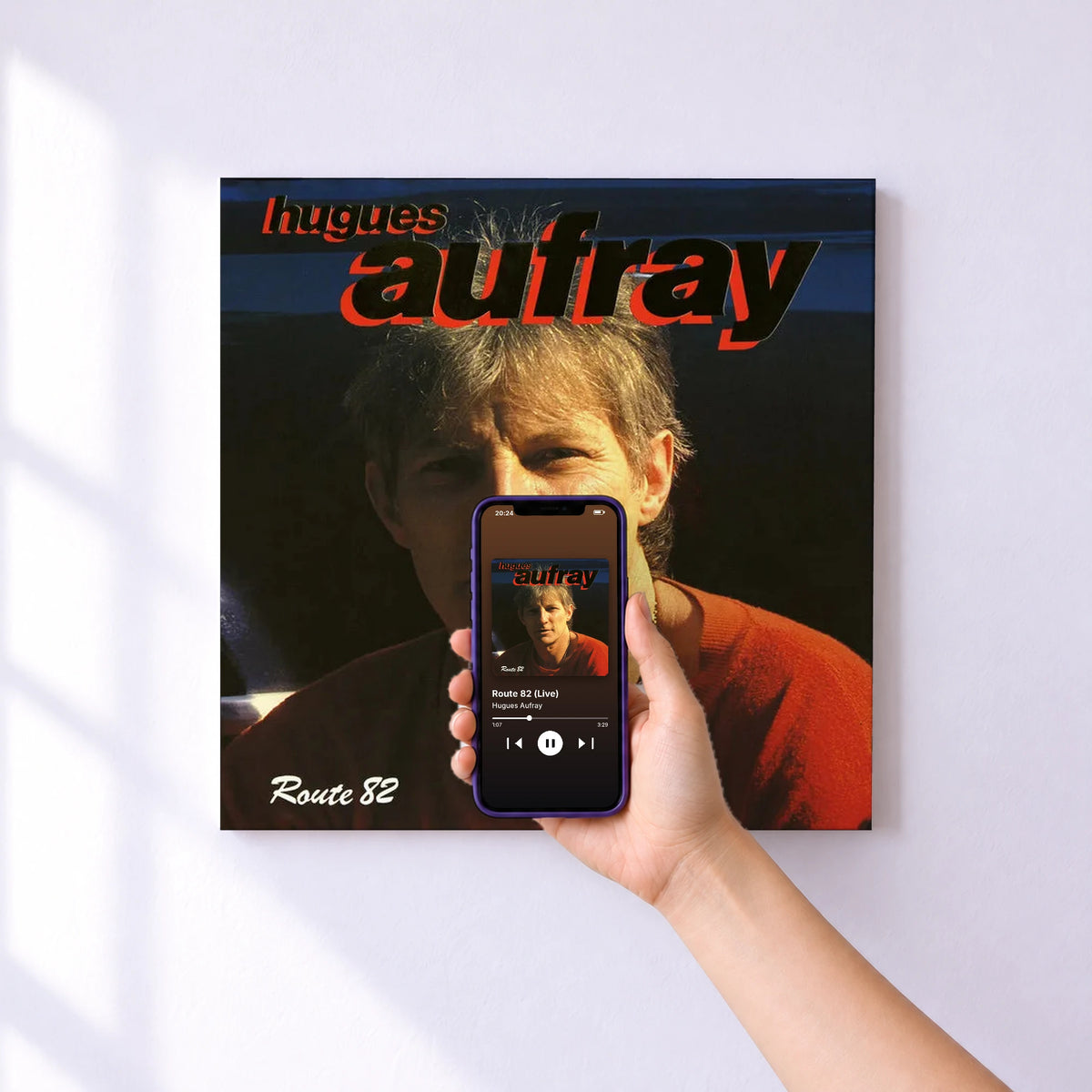 Affiche connectée Route 82 (Live) de Hugues Aufray au mur : l'album se lance en approchant le téléphone