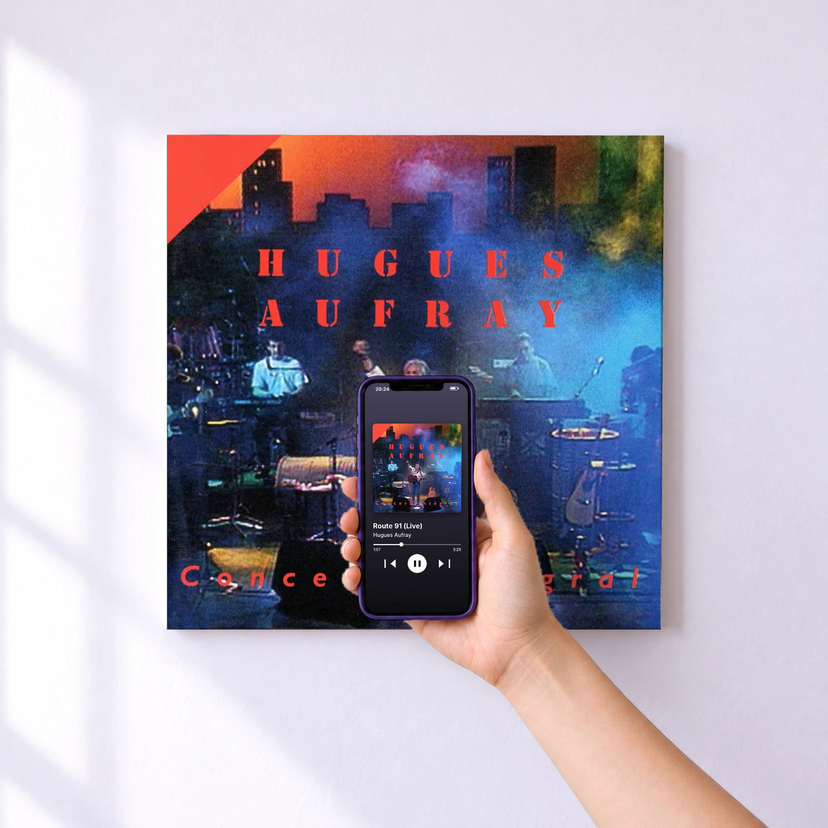 Affiche connectée Route 91 (Live) de Hugues Aufray au mur : l'album se lance en approchant le téléphone