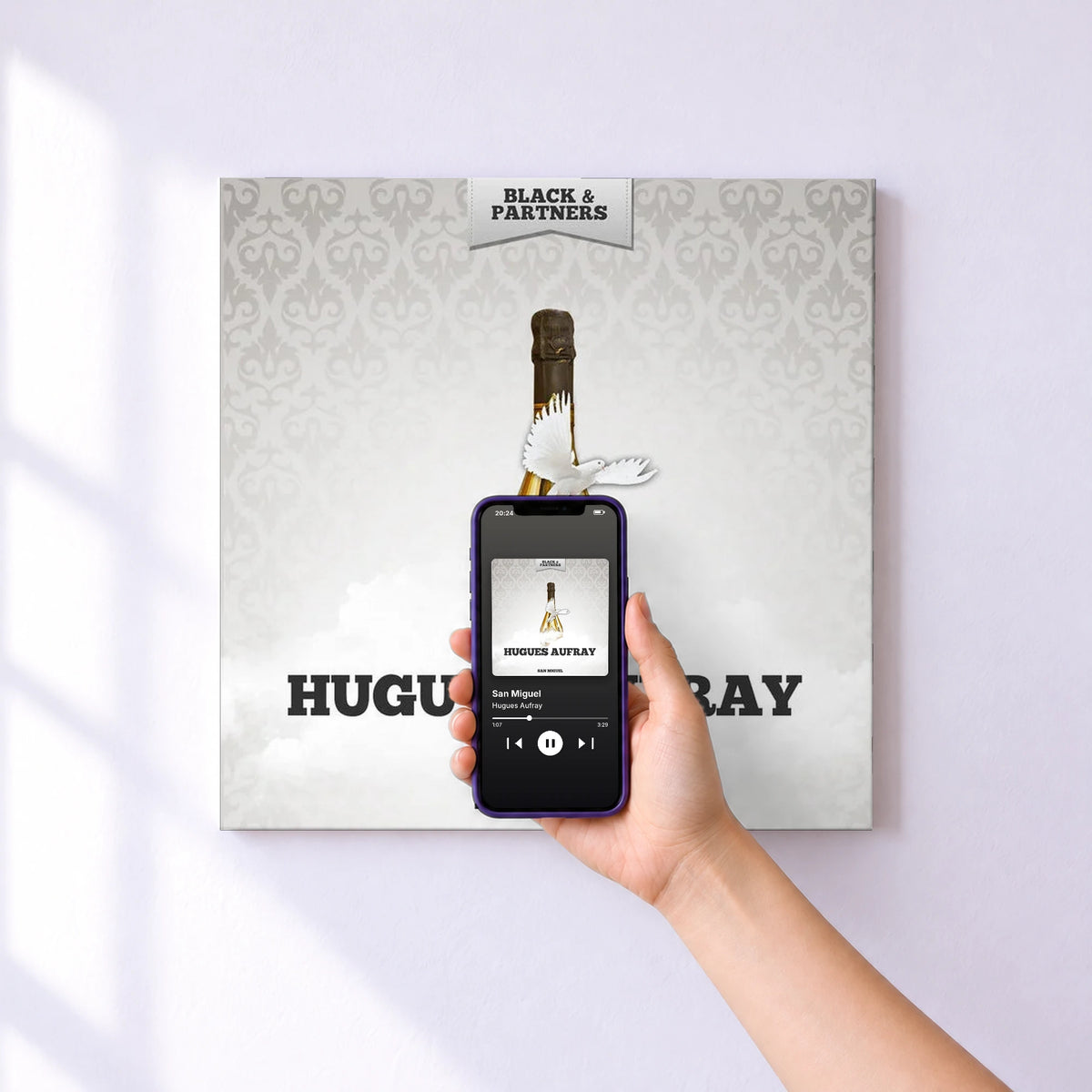Affiche connectée San Miguel de Hugues Aufray au mur : l'album se lance en approchant le téléphone