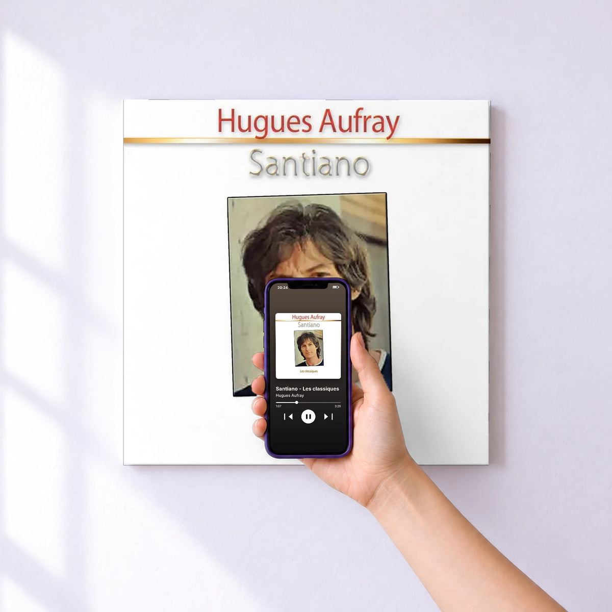 Affiche connectée Santiano - Les classiques de Hugues Aufray au mur : l'album se lance en approchant le téléphone