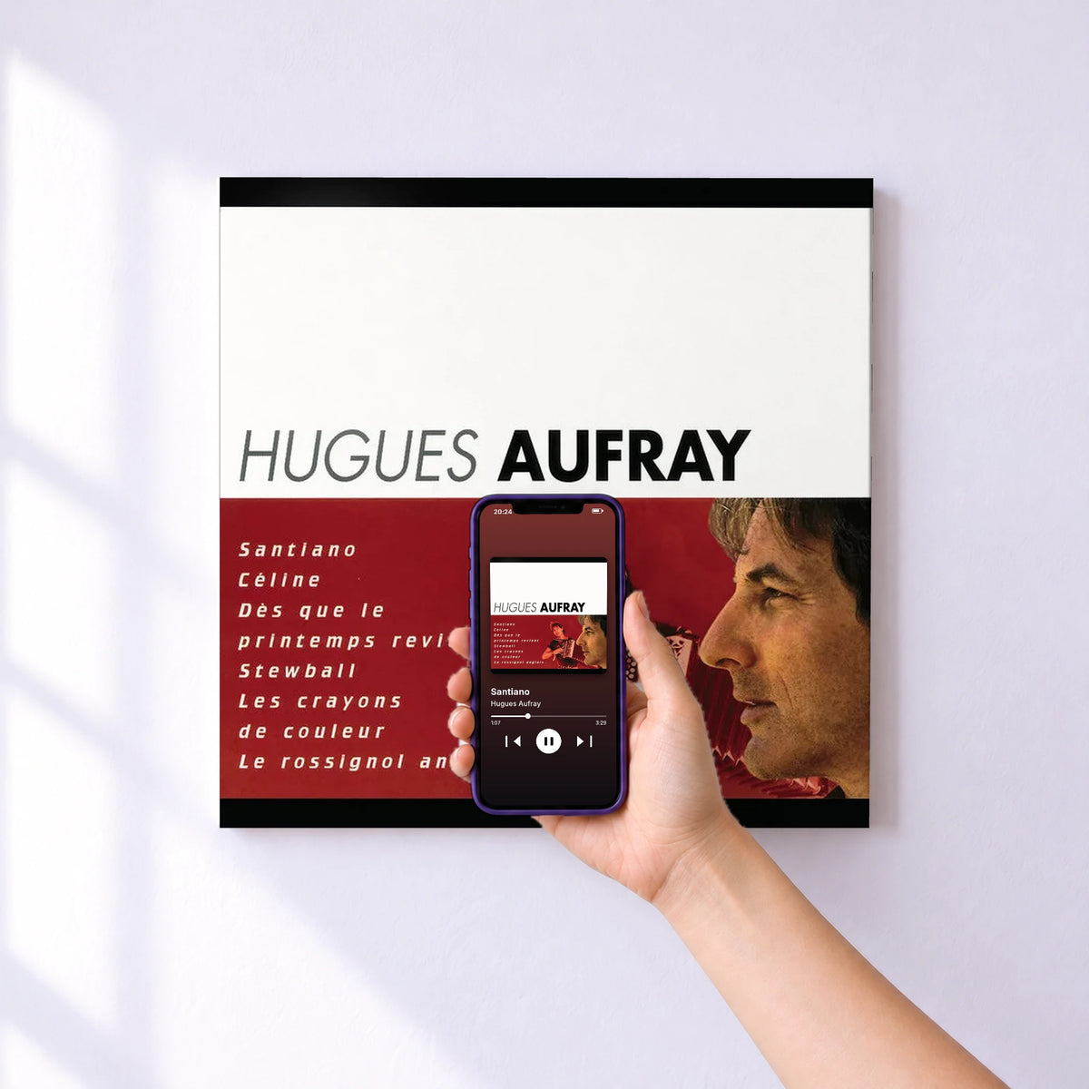 Affiche connectée Santiano de Hugues Aufray au mur : l'album se lance en approchant le téléphone