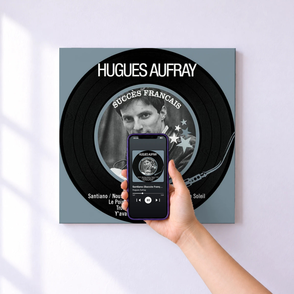 Affiche connectée Santiano (Succès français de légendes - Remastered) de Hugues Aufray au mur : l'album se lance en approchant le téléphone