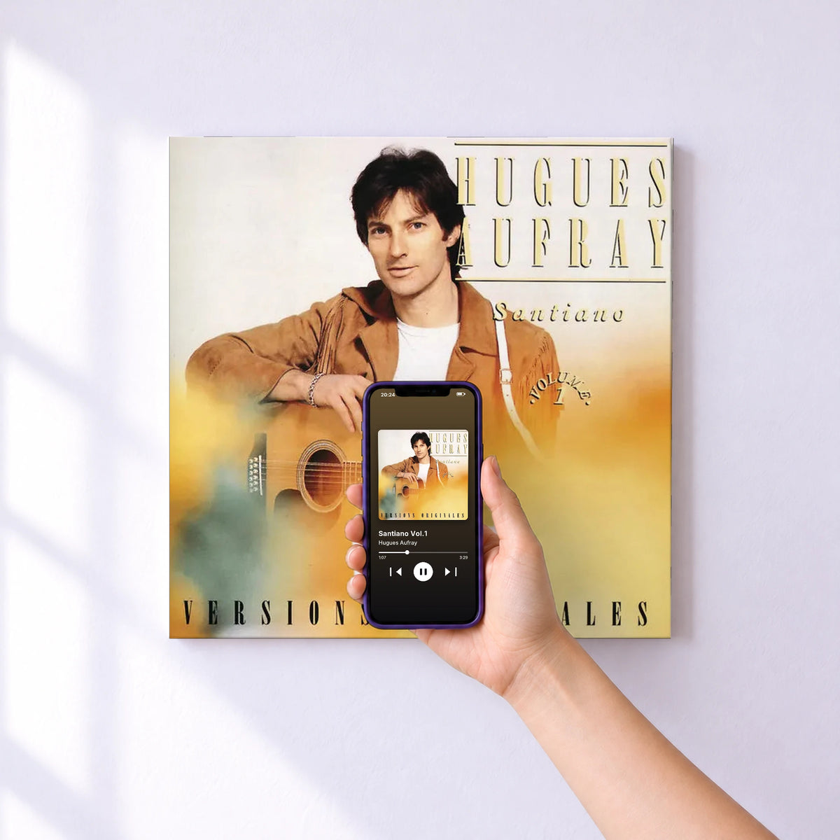 Affiche connectée Santiano Vol.1 de Hugues Aufray au mur : l'album se lance en approchant le téléphone