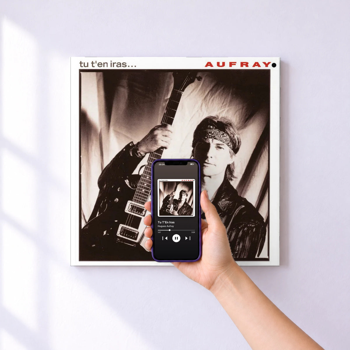 Affiche connectée Tu T'En Iras de Hugues Aufray au mur : l'album se lance en approchant le téléphone
