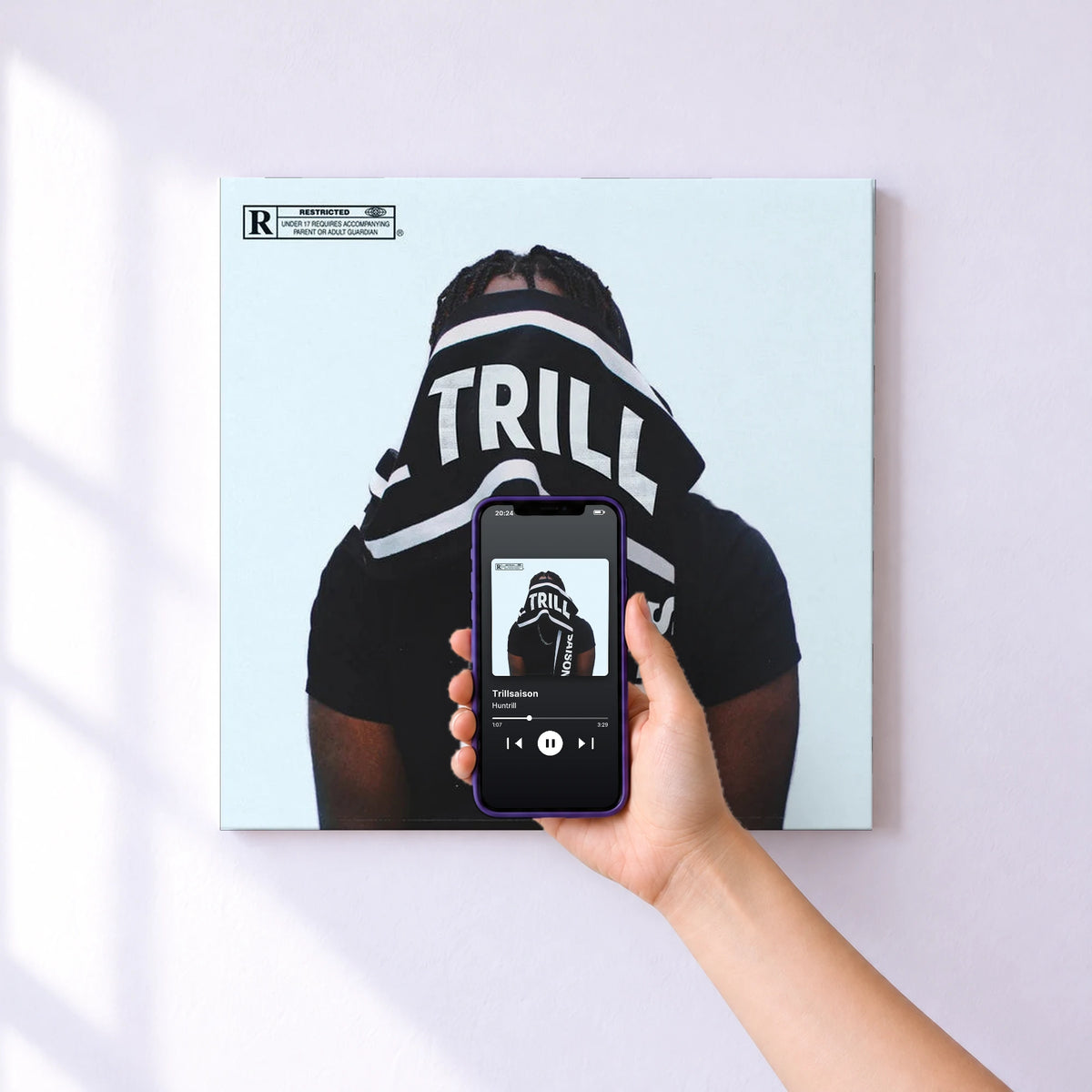 Affiche connectée Trillsaison de Huntrill au mur : l'album se lance en approchant le téléphone