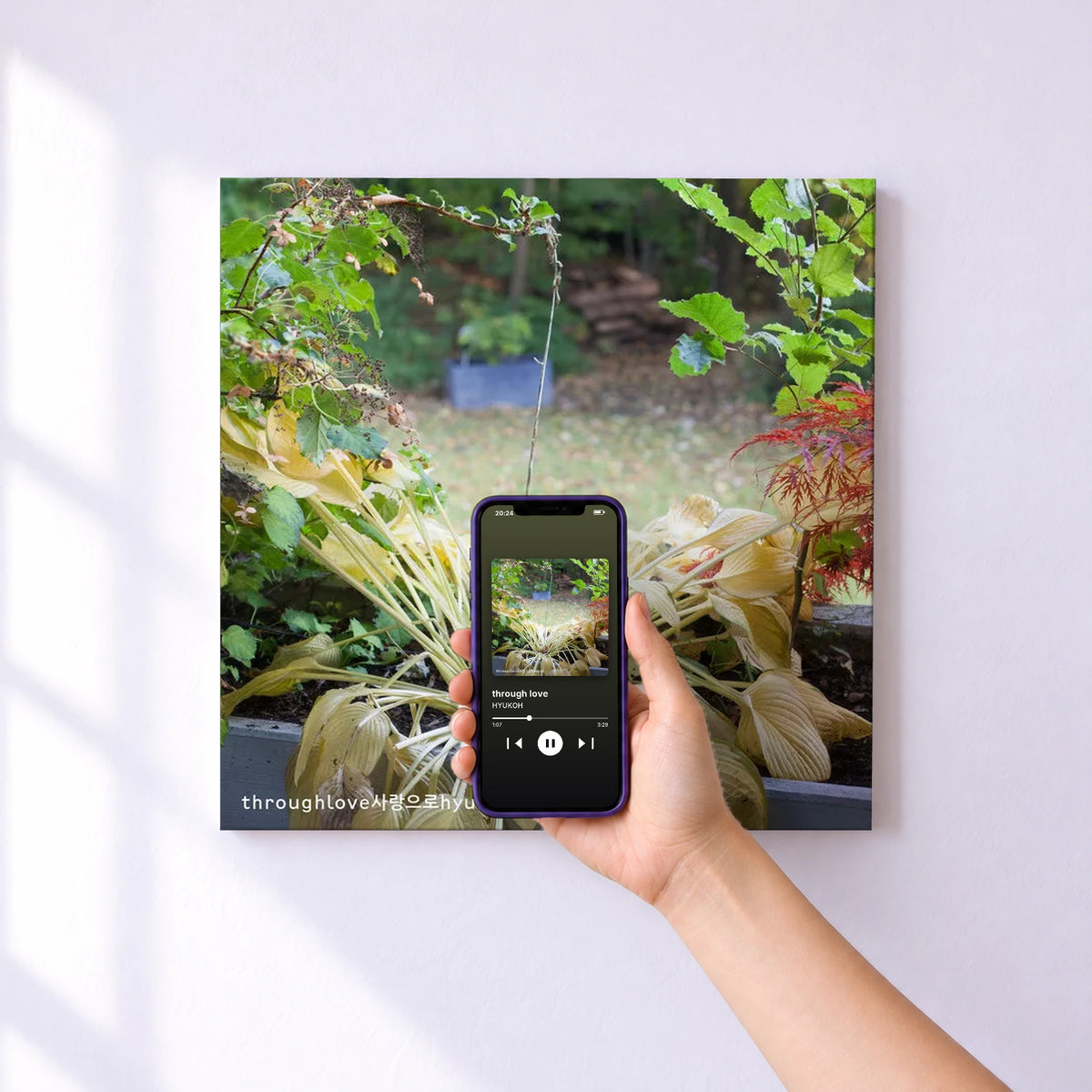 Affiche connectée through love de HYUKOH au mur : l'album se lance en approchant le téléphone