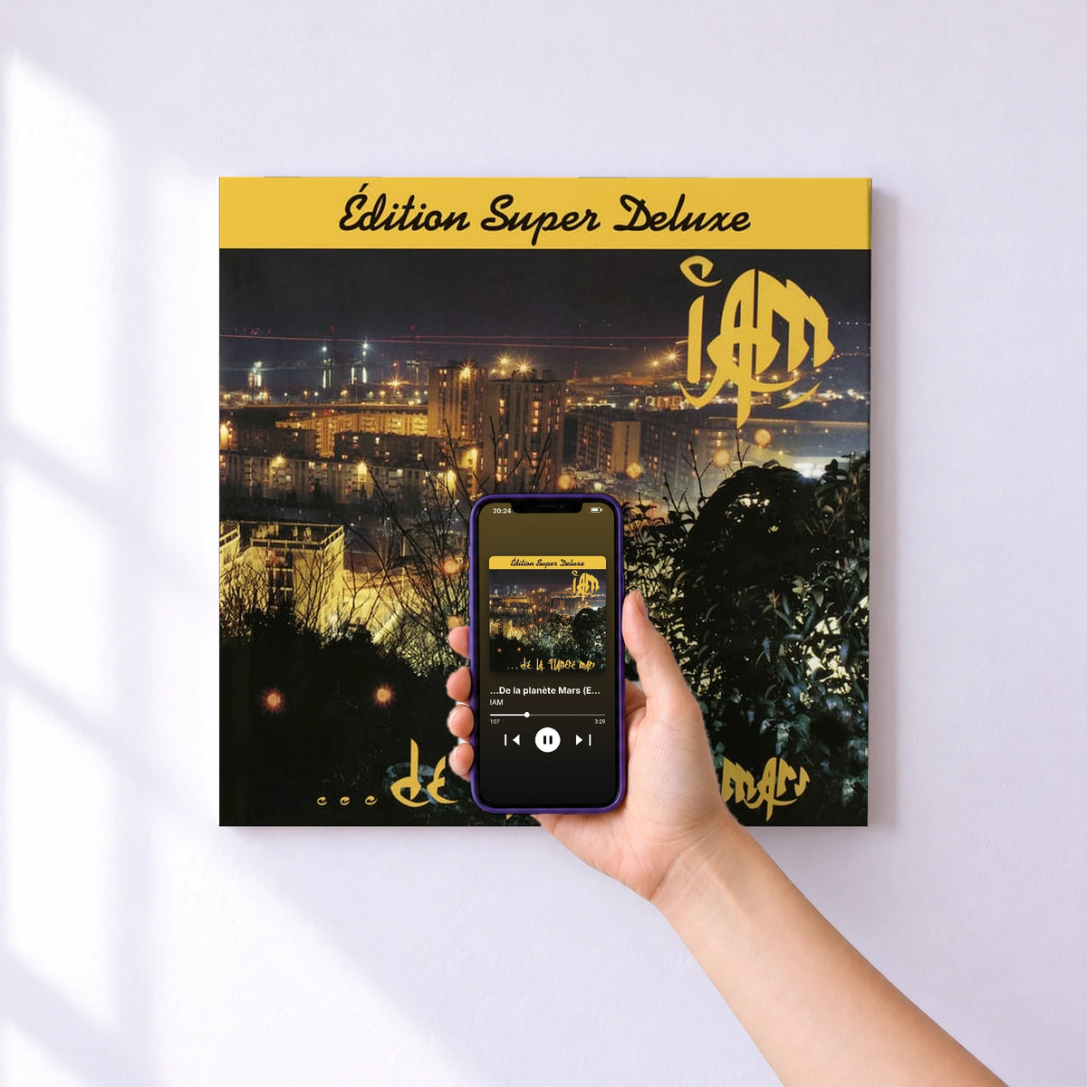 Affiche connectée ...De la planète Mars (Edition Super Deluxe) de IAM au mur : l'album se lance en approchant le téléphone