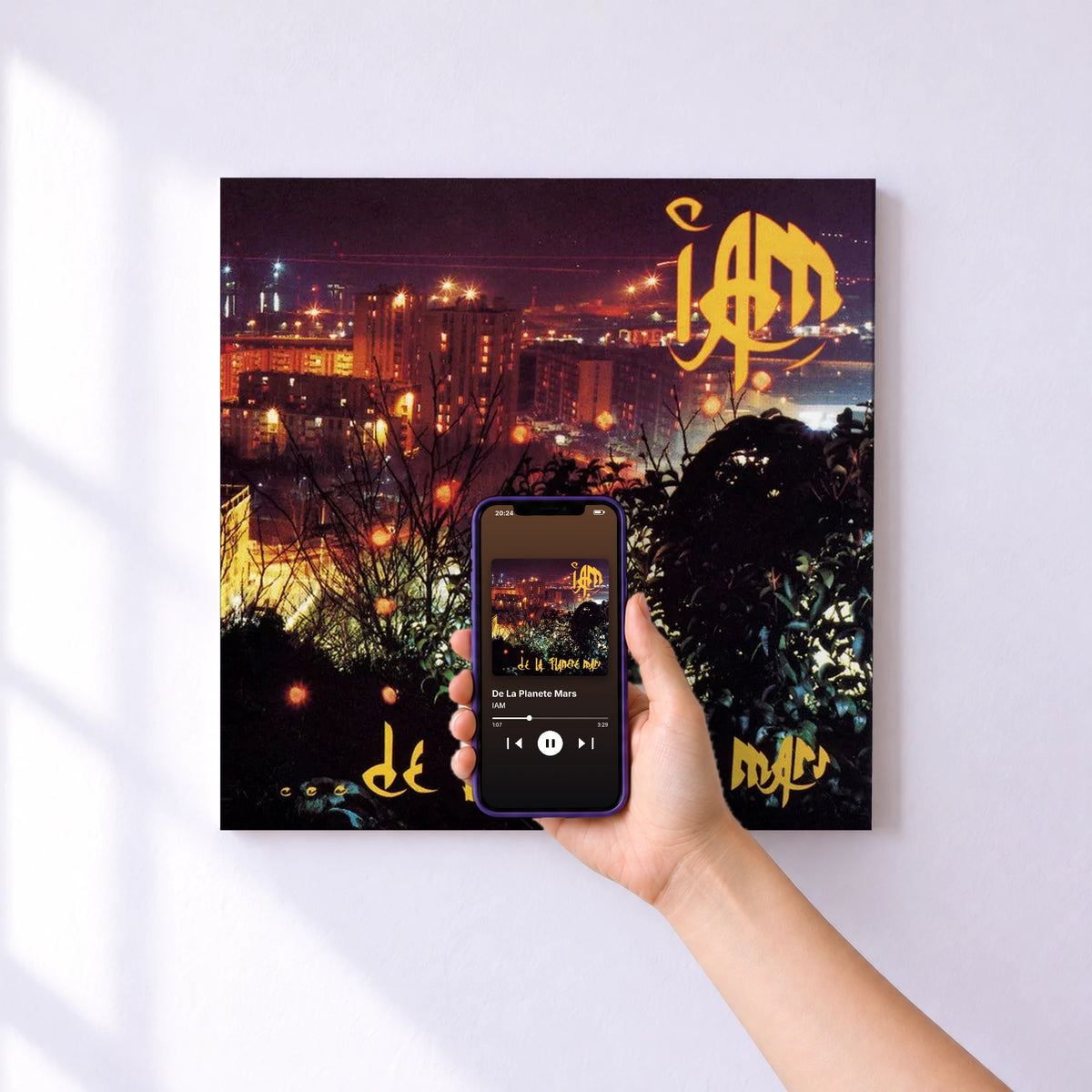 Affiche connectée De La Planete Mars de IAM au mur : l'album se lance en approchant le téléphone