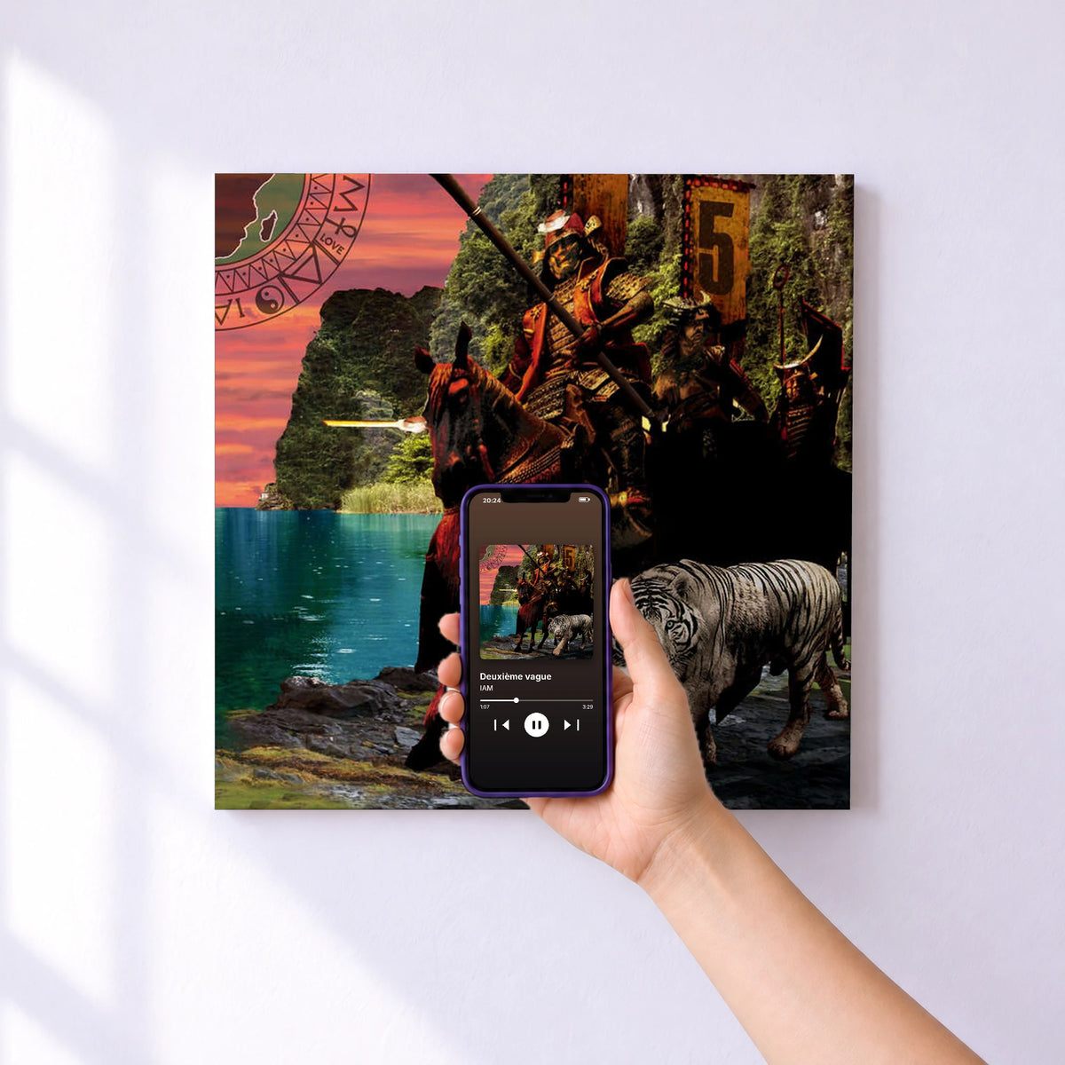 Affiche connectée Deuxième vague de IAM au mur : l'album se lance en approchant le téléphone