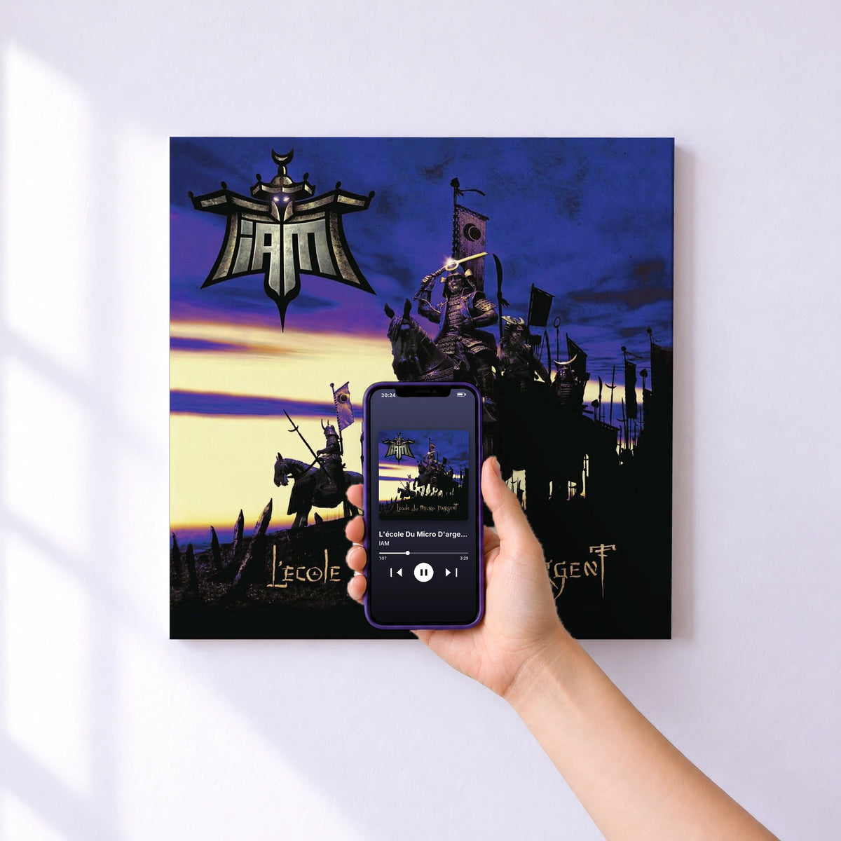 Affiche connectée L'école Du Micro D'argent (Edition Collector) de IAM au mur : l'album se lance en approchant le téléphone