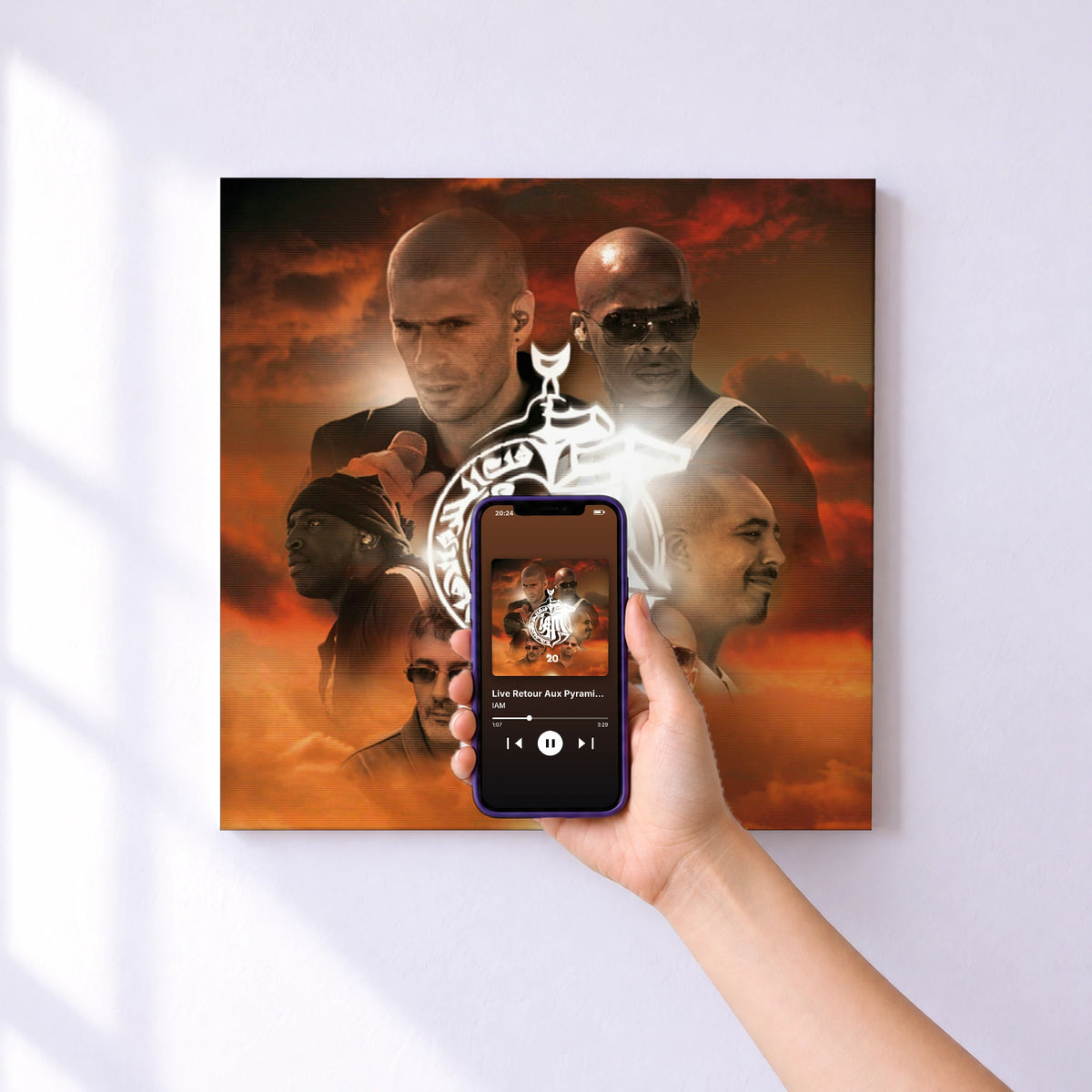 Affiche connectée Live Retour Aux Pyramides de IAM au mur : l'album se lance en approchant le téléphone