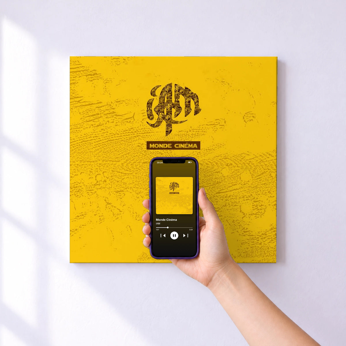 Affiche connectée Monde Cinéma de IAM au mur : l'album se lance en approchant le téléphone