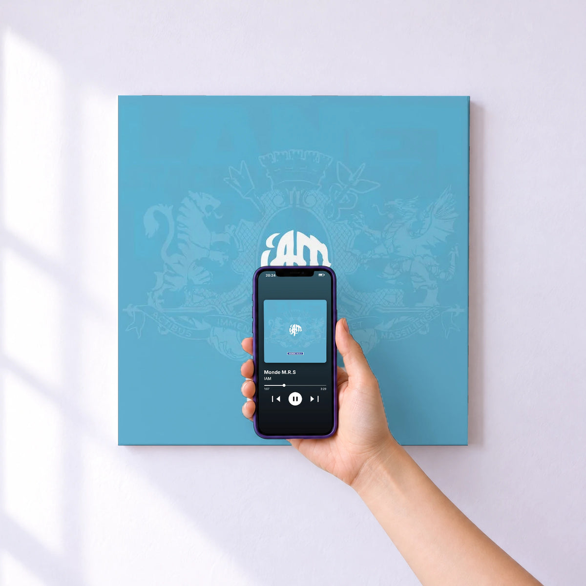 Affiche connectée Monde M.R.S de IAM au mur : l'album se lance en approchant le téléphone