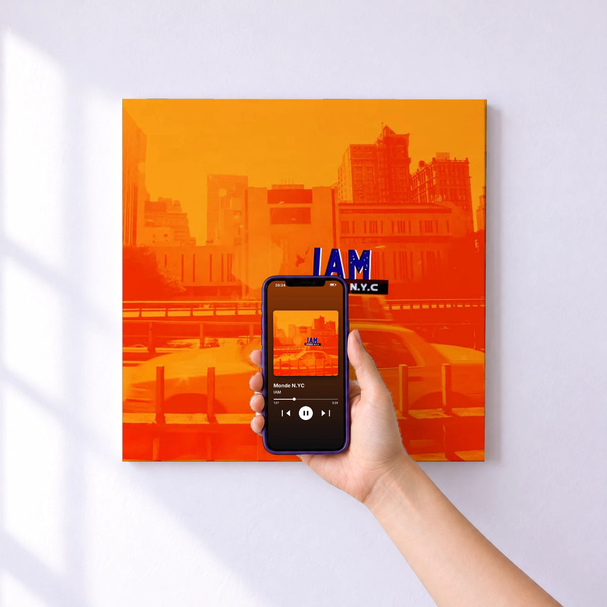 Affiche connectée Monde N.YC de IAM au mur : l'album se lance en approchant le téléphone