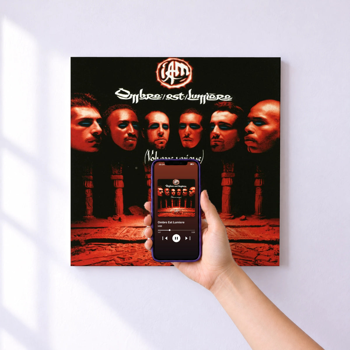 Affiche connectée Ombre Est Lumiere de IAM au mur : l'album se lance en approchant le téléphone