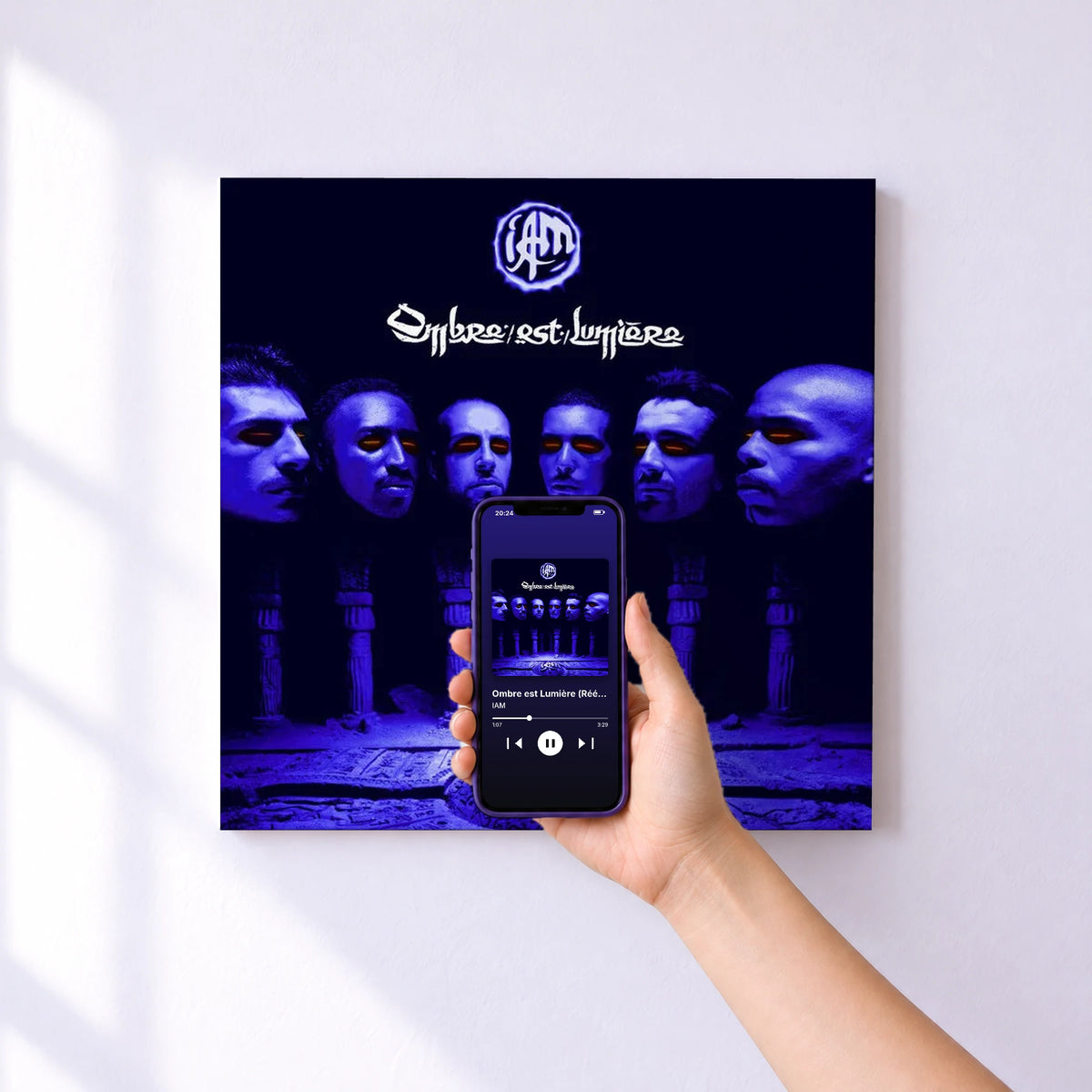 Affiche connectée Ombre est Lumière (Réédition 2014) de IAM au mur : l'album se lance en approchant le téléphone