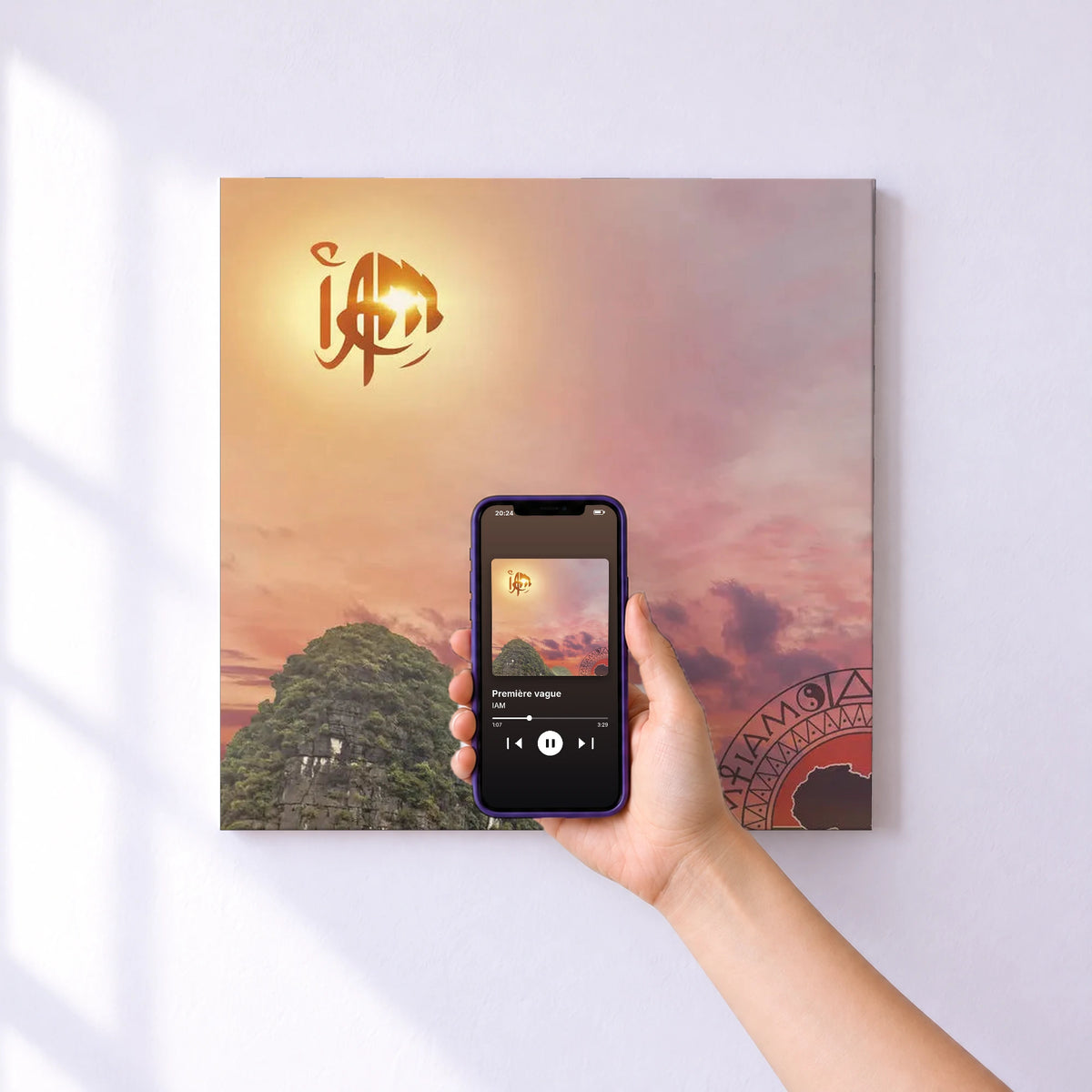 Affiche connectée Première vague de IAM au mur : l'album se lance en approchant le téléphone