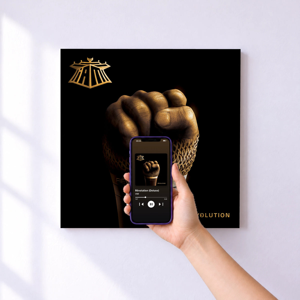 Affiche connectée Rêvolution (Deluxe) de IAM au mur : l'album se lance en approchant le téléphone