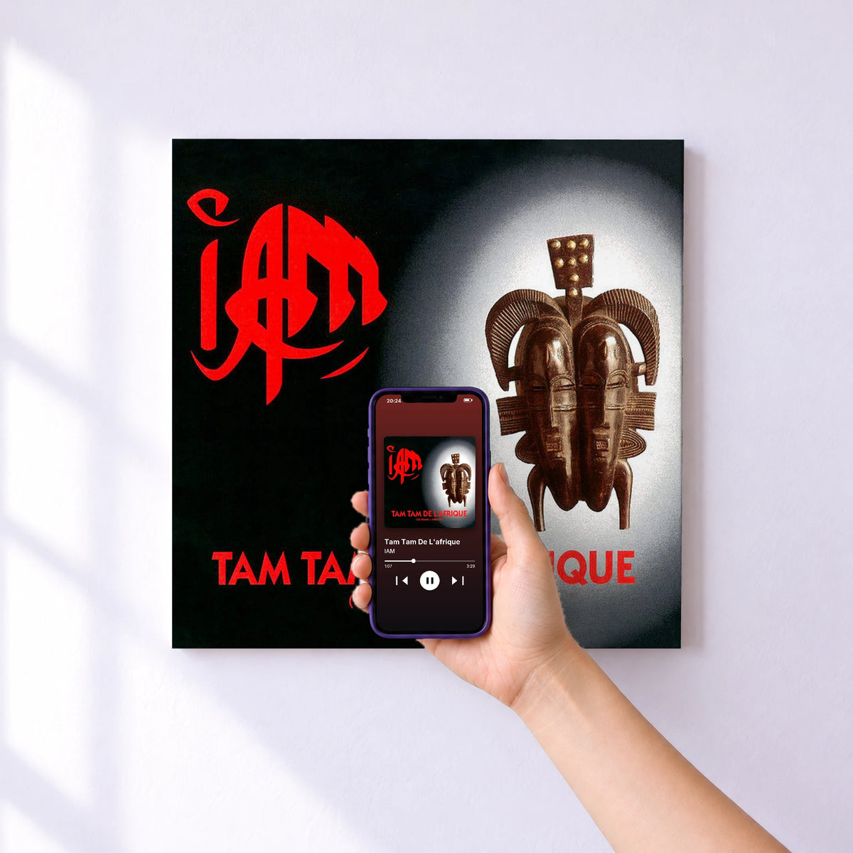 Affiche connectée Tam Tam De L'afrique de IAM au mur : l'album se lance en approchant le téléphone